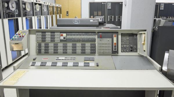 На аукцион выставлен 10-тонный компьютер IBM 7090 из 1959 года — это одна из первых систем на транзисторах